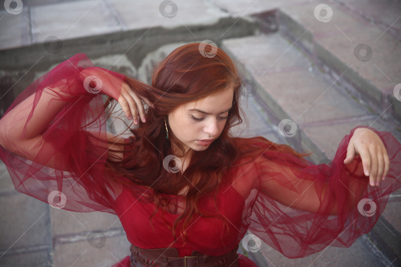 Скачать Молодая девушка в красном платье фотосток Ozero