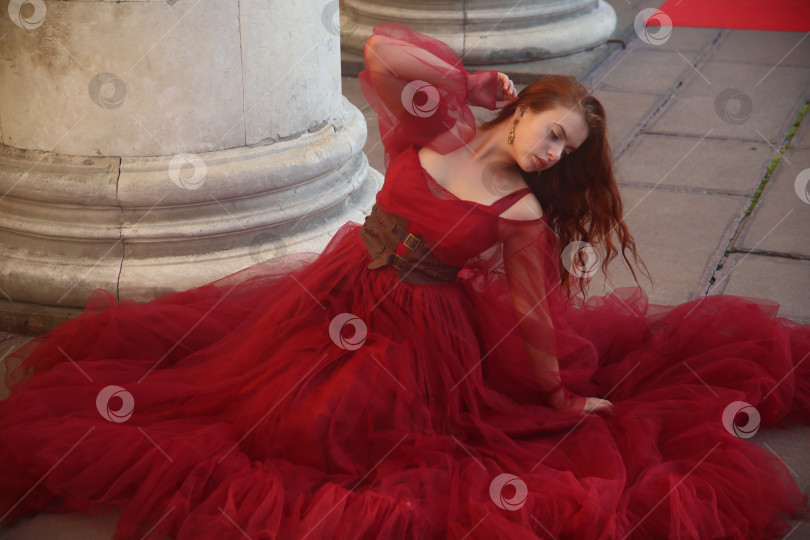 Скачать Молодая девушка в красном платье фотосток Ozero