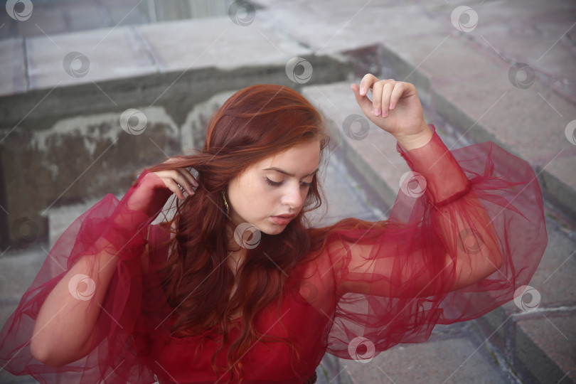 Скачать молодая и красивая девушка в красном платье фотосток Ozero