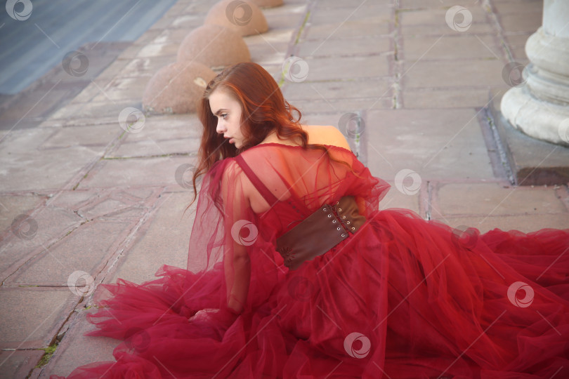 Скачать молодая и красивая девушка в красном платье фотосток Ozero