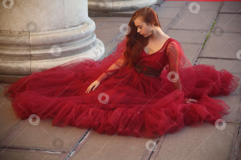 Скачать Красивая и молодая девушка позирует фотосток Ozero