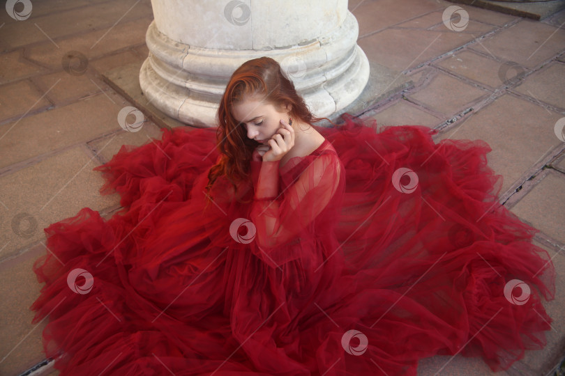 Скачать Красивая и молодая девушка в красном платье фотосток Ozero