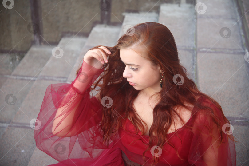 Скачать Красивая и молодая девушка в красном фотосток Ozero