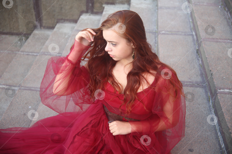 Скачать Молодая девушка в красном платье фотосток Ozero