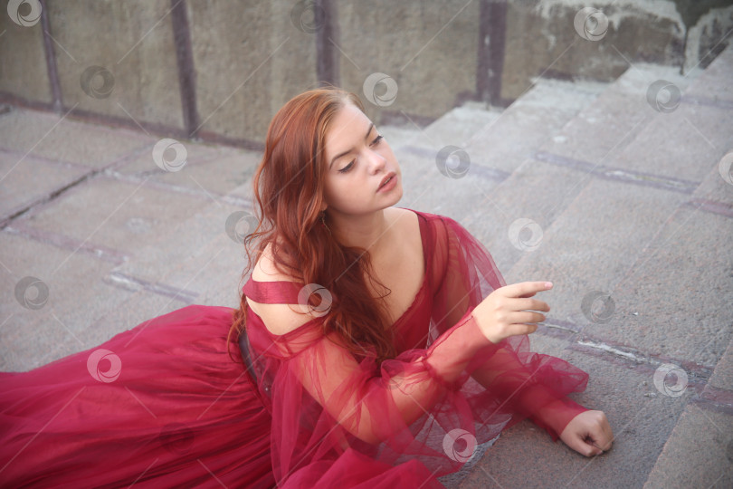 Скачать Молодая девушка в красном платье фотосток Ozero