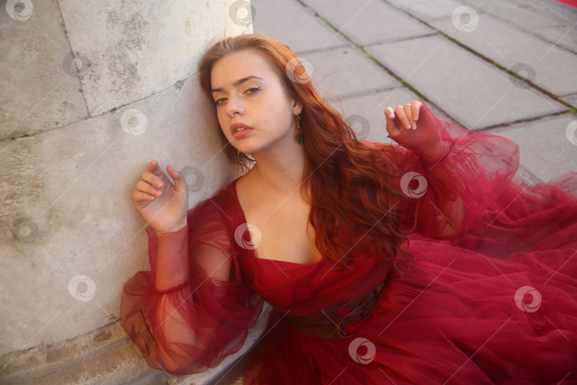 Скачать Молодая девушка в красном платье фотосток Ozero