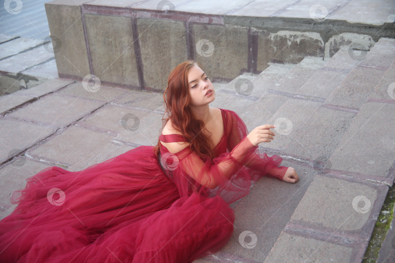 Скачать Красивая и молодая девушка в красном платье фотосток Ozero