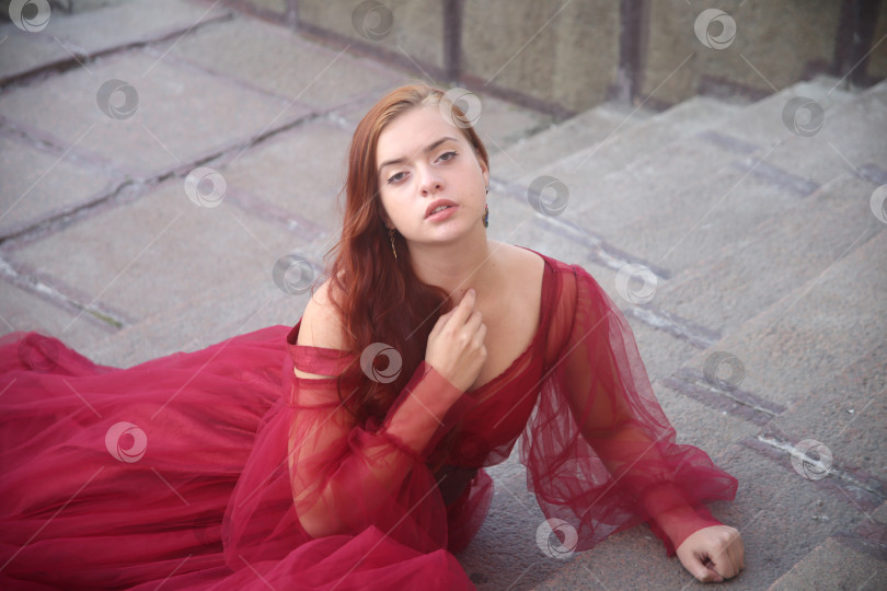 Скачать Молодая девушка в красном платье и в стиле принцессы фотосток Ozero