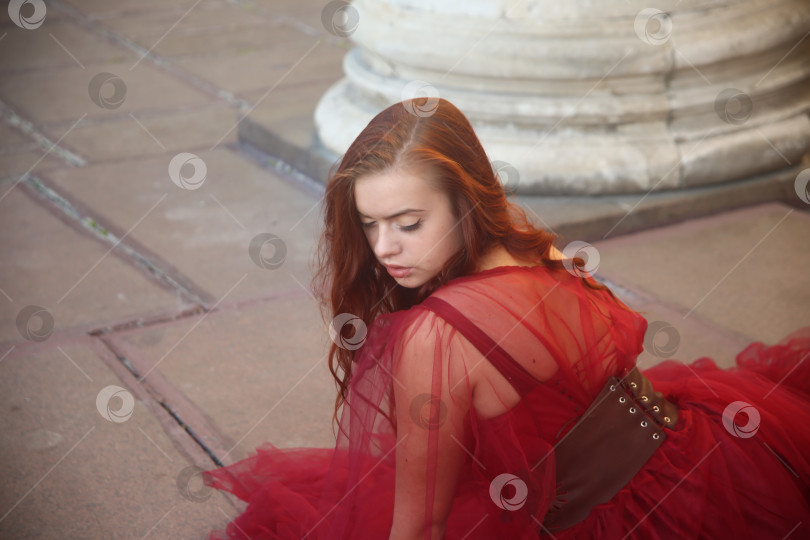 Скачать Молодая девушка в красном платье фотосток Ozero