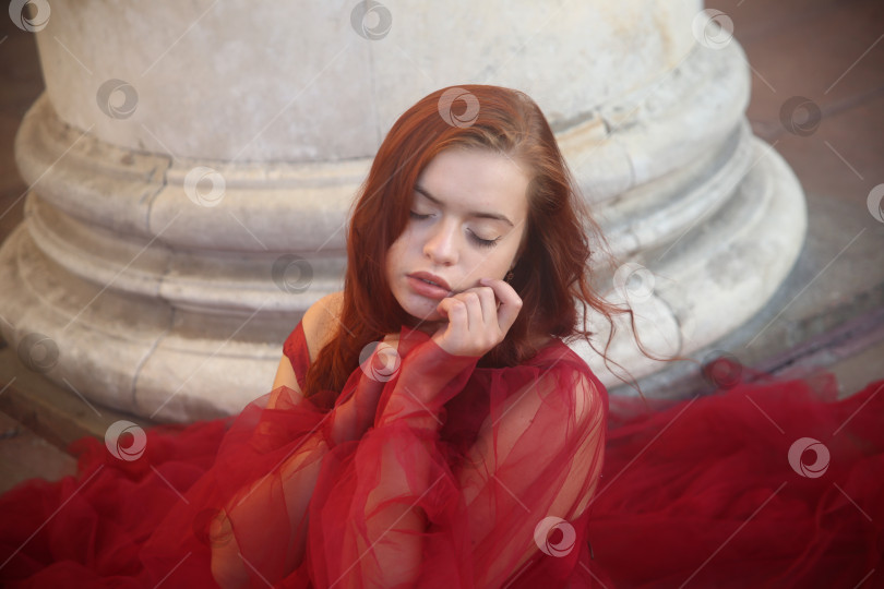 Скачать Молодая девушка в красном платье фотосток Ozero