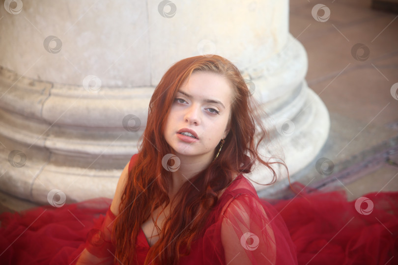 Скачать Красивая молодая девушка фотосток Ozero