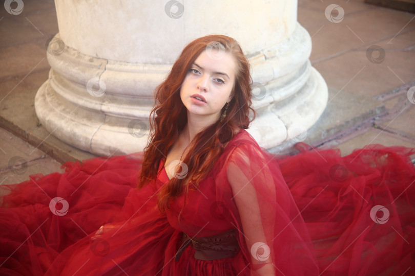 Скачать Красивая молодая девушка позирует фотосток Ozero