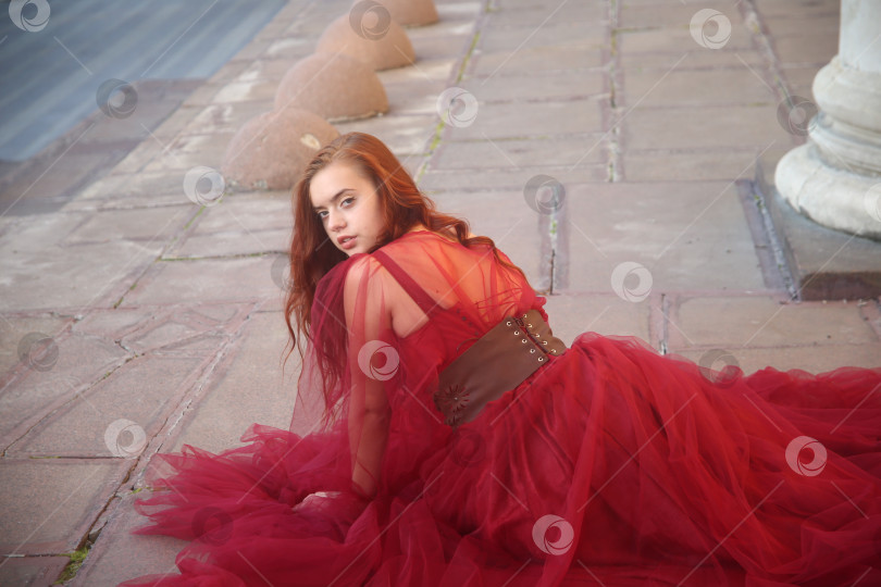 Скачать Красивая молодая девушка фотосток Ozero