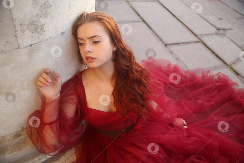 Скачать Красивая молодая девушка у колонны фотосток Ozero