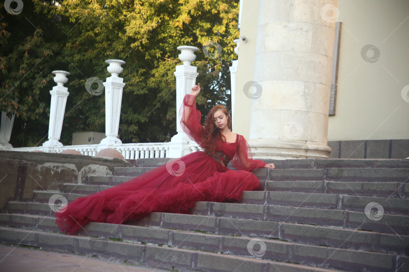 Скачать Красивая молодая девушка позирует фотосток Ozero