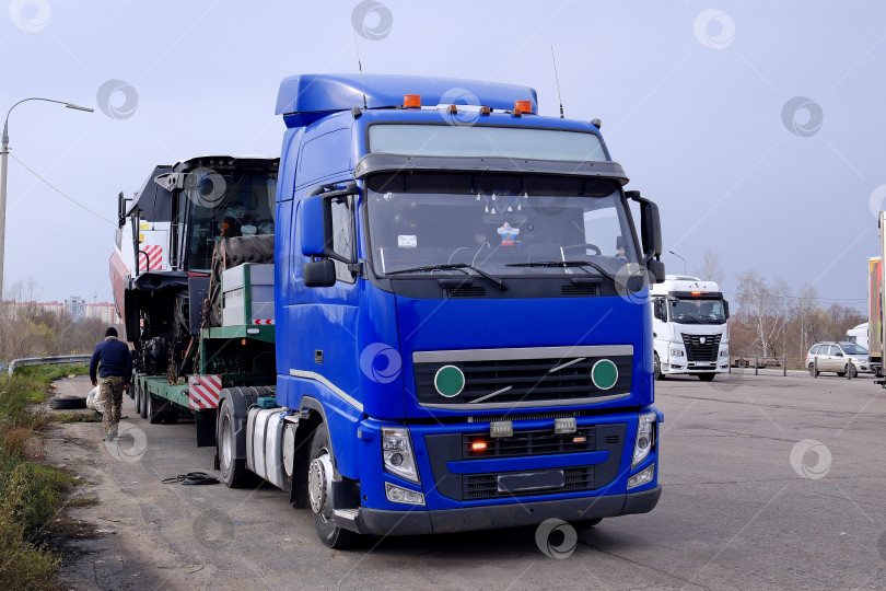 Скачать Крупногабаритные и тяжёловесные перевозки на автомобильном транспорте. Перевозка сельскохозяйственной техники. Ремонт и обслуживание автопоезда в дороге. фотосток Ozero