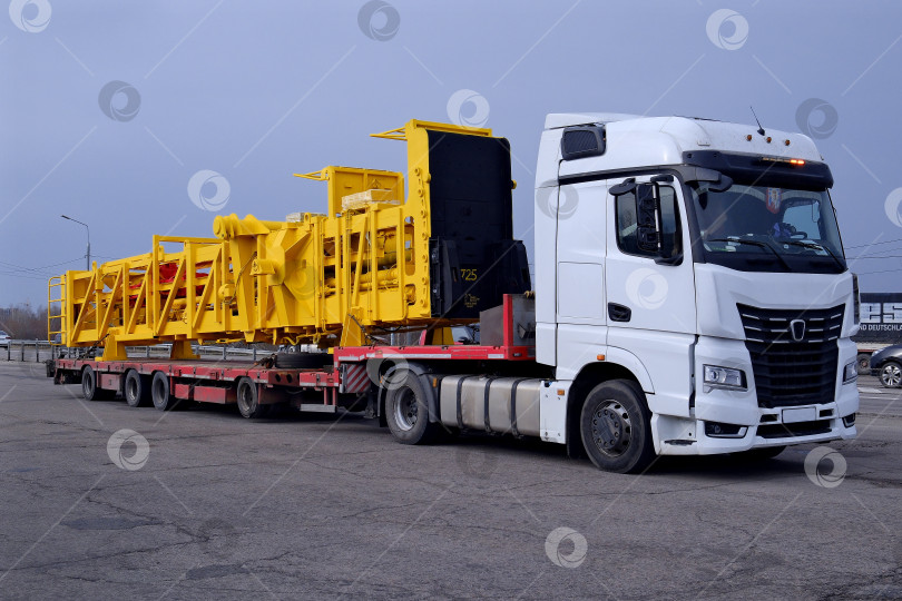 Скачать Крупногабаритные и тяжёловесные перевозки на автомобильном транспорте фотосток Ozero