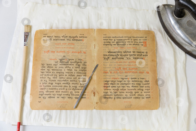 Скачать Раскрытая старая книга фотосток Ozero