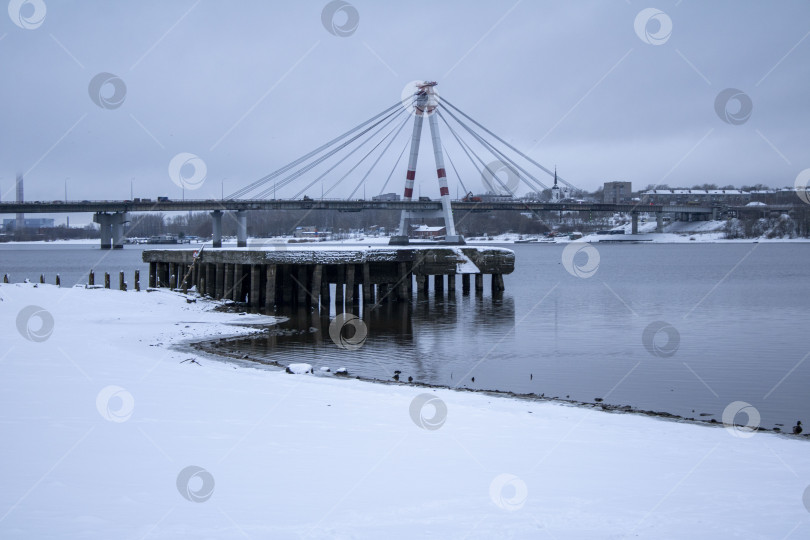 Скачать Вид на старый пирс и вантовый мост. фотосток Ozero
