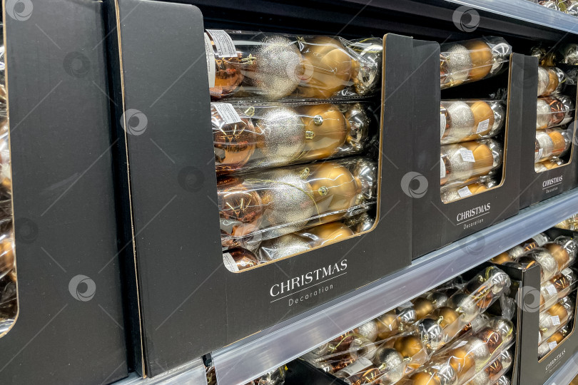 Скачать Бар, Черногория, 20 ноября 2025 года, Рождественские сувениры, распродажа новогодних украшений фотосток Ozero