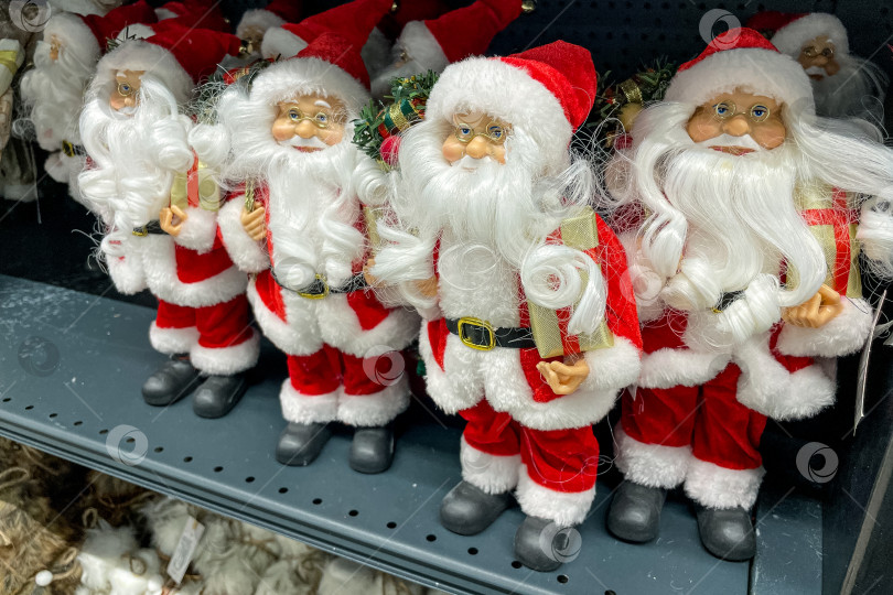 Скачать Бар, Черногория, 20 ноября 2025 года, Рождественские сувениры, распродажа новогодних украшений фотосток Ozero