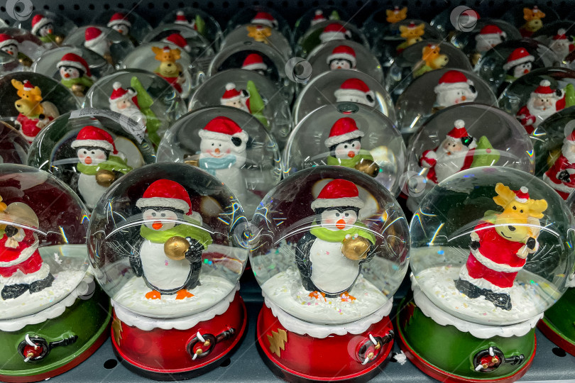 Скачать Бар, Черногория, 20 ноября 2025 года, Рождественские сувениры, распродажа новогодних украшений фотосток Ozero