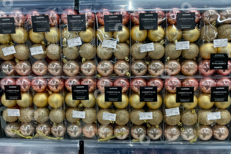 Скачать Бар, Черногория, 20 ноября 2025 года, Рождественские сувениры, распродажа новогодних украшений фотосток Ozero