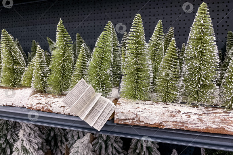 Скачать Бар, Черногория, 20 ноября 2025 года, Рождественские сувениры, распродажа новогодних украшений фотосток Ozero