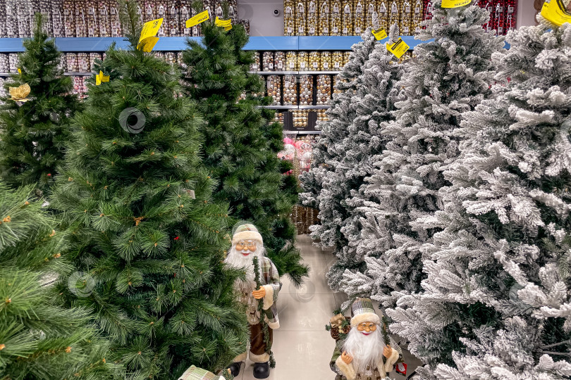 Скачать Бар, Черногория, 20 ноября 2025 года, Рождественские сувениры, распродажа новогодних украшений фотосток Ozero