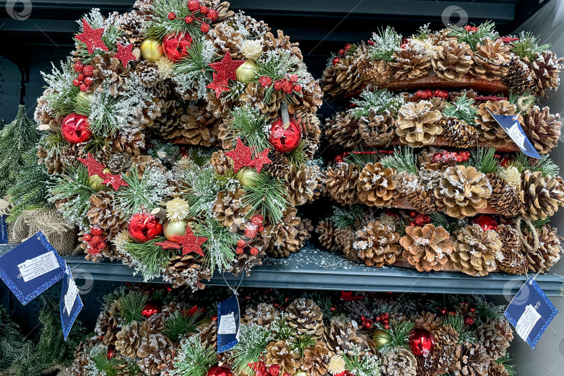 Скачать Бар, Черногория, 20 ноября 2025 года, Рождественские сувениры, распродажа новогодних украшений фотосток Ozero