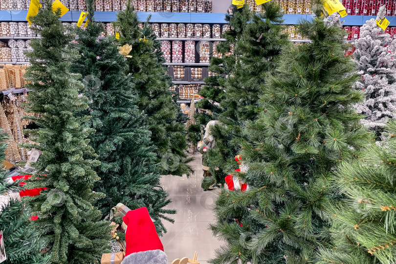 Скачать Бар, Черногория, 20 ноября 2025 года, Рождественские сувениры, распродажа новогодних украшений фотосток Ozero