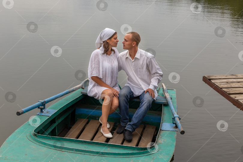 Скачать молодая влюбленная пара в лодке фотосток Ozero