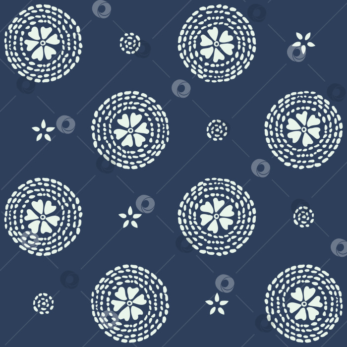 Скачать Нарисованный вручную бесшовный векторный узор, вдохновленный печатью каргопольского куба, на темно-синем фоне фотосток Ozero