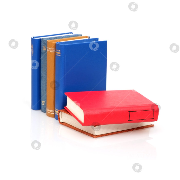 Скачать Стопка книг в цветных обложках с белыми листами, выделяющимися на белом фоне фотосток Ozero