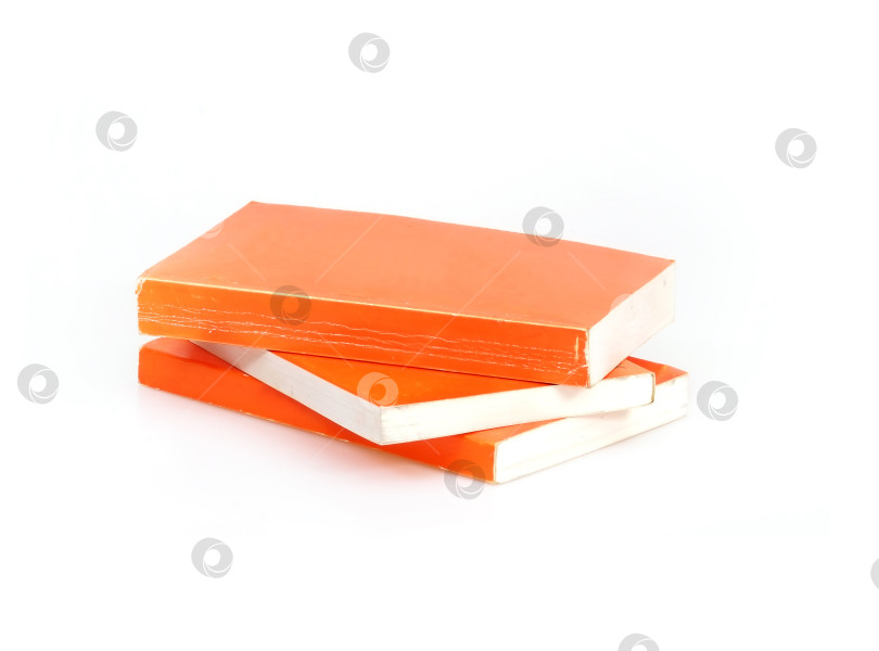 Скачать Стопка оранжевых книг, выделенных на белом фоне фотосток Ozero