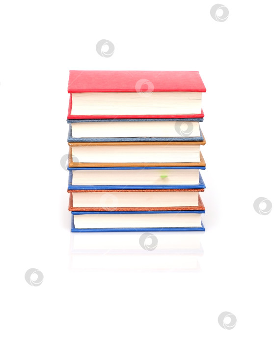 Скачать Стопка книг в цветных обложках с белыми листами, выделяющимися на белом фоне фотосток Ozero