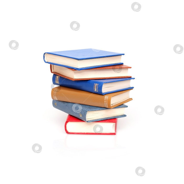 Скачать Стопка книг в цветных обложках с белыми листами, выделяющимися на белом фоне фотосток Ozero