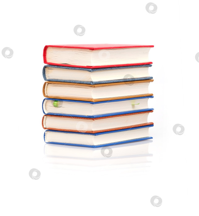 Скачать Стопка книг в цветных обложках с белыми листами, выделяющимися на белом фоне фотосток Ozero