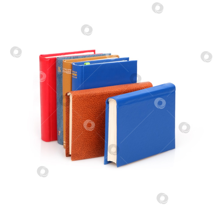 Скачать Стопка книг в цветных обложках с белыми листами, выделяющимися на белом фоне фотосток Ozero