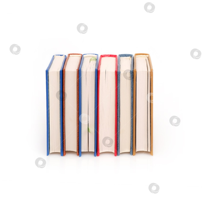 Скачать Стопка книг в цветных обложках с белыми листами, выделяющимися на белом фоне фотосток Ozero