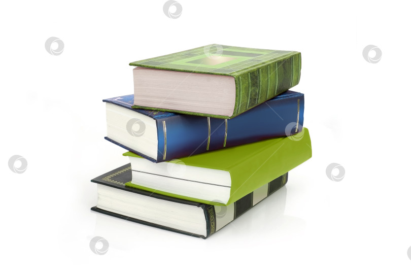 Скачать Стопка книг в цветных обложках с белыми листами, выделяющимися на белом фоне фотосток Ozero