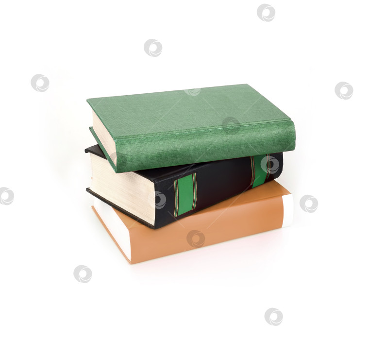Скачать Стопка книг в цветных обложках с белыми листами, выделяющимися на белом фоне фотосток Ozero