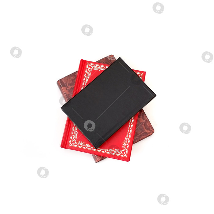 Скачать Стопка книг в цветных обложках с белыми листами, выделяющимися на белом фоне фотосток Ozero