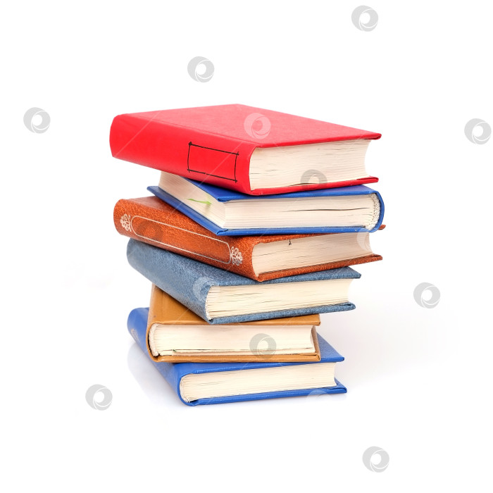 Скачать Стопка книг в цветных обложках с белыми листами, выделяющимися на белом фоне фотосток Ozero