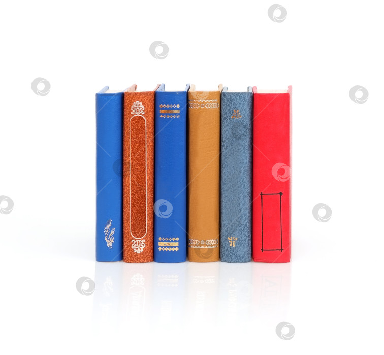 Скачать Стопка книг в цветных обложках с белыми листами, выделяющимися на белом фоне фотосток Ozero