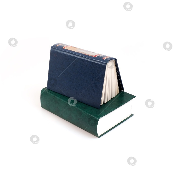 Скачать Стопка книг в цветных обложках с белыми листами, выделяющимися на белом фоне фотосток Ozero