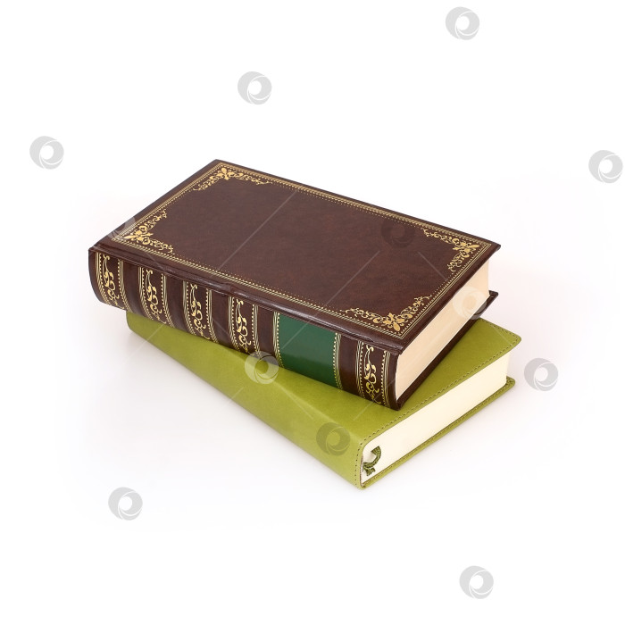 Скачать Стопка книг в цветных обложках с белыми листами, выделяющимися на белом фоне фотосток Ozero