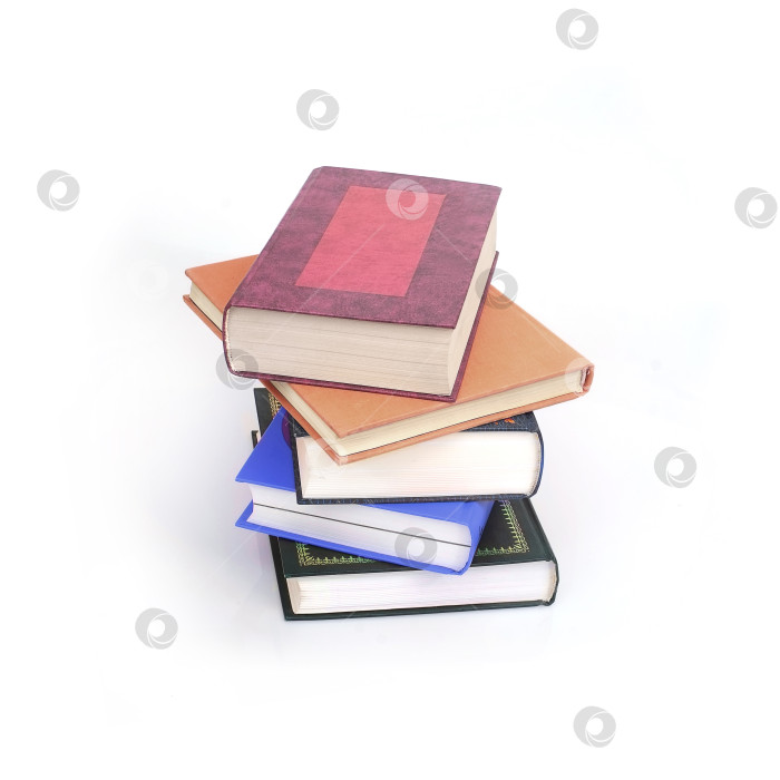Скачать Стопка книг в цветных обложках с белыми листами, выделяющимися на белом фоне фотосток Ozero