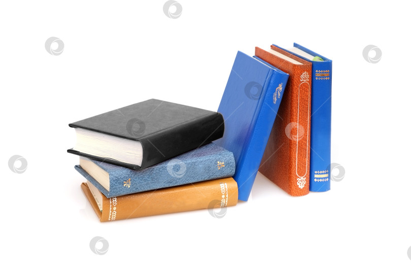 Скачать Стопка книг в цветных обложках с белыми листами, выделяющимися на белом фоне фотосток Ozero