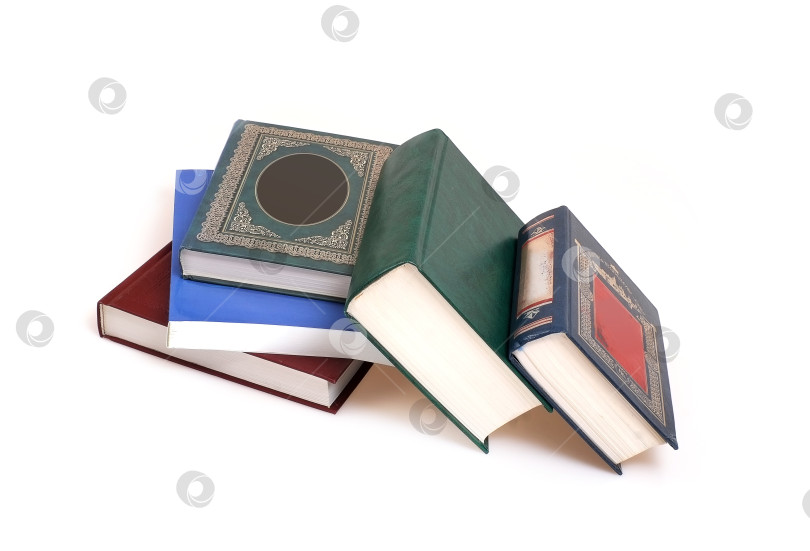 Скачать Стопка книг в цветных обложках с белыми листами, выделяющимися на белом фоне фотосток Ozero